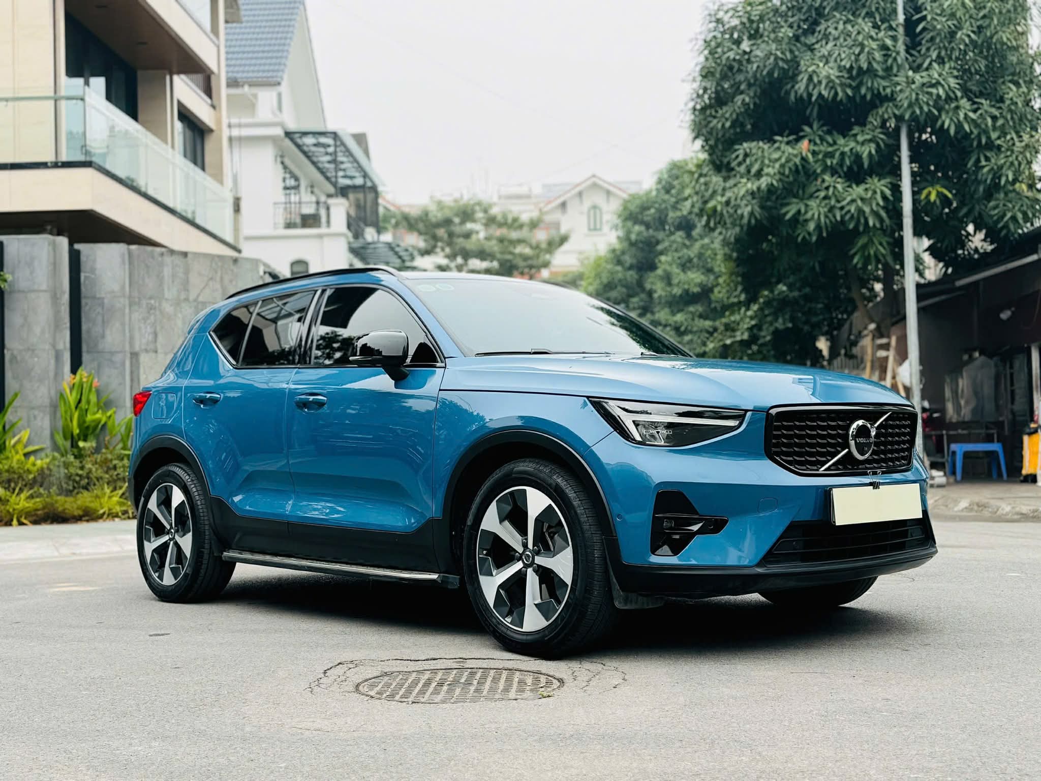 VOLVO XC40 SẢN XUẤT 2023 LĂN BÁNH 18.000 KM XE RẤT MỚI